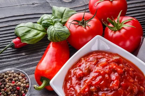 تصویر 2 از رب گوجه فرنگی فلفلی با ترکیب متعادل گوجه و فلفل برای ایجاد طعمی گرم و لایه دار